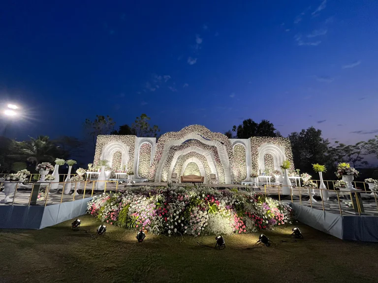 Elegant wedding chori and backdrop decor with red 