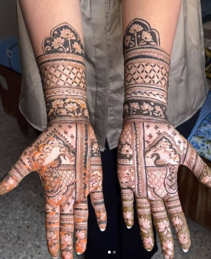 Mehndi artist