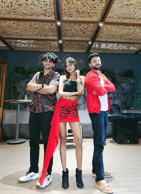 2/3 piece Cover of 'He drinks tequila'