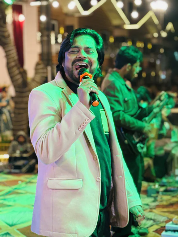 I’ m Praveen Shankhwar live performer turning emotions into melodies with a touch of soul
