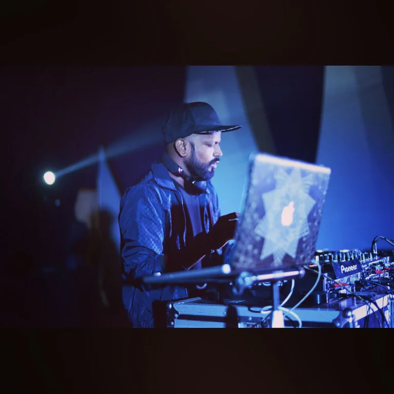 DJ