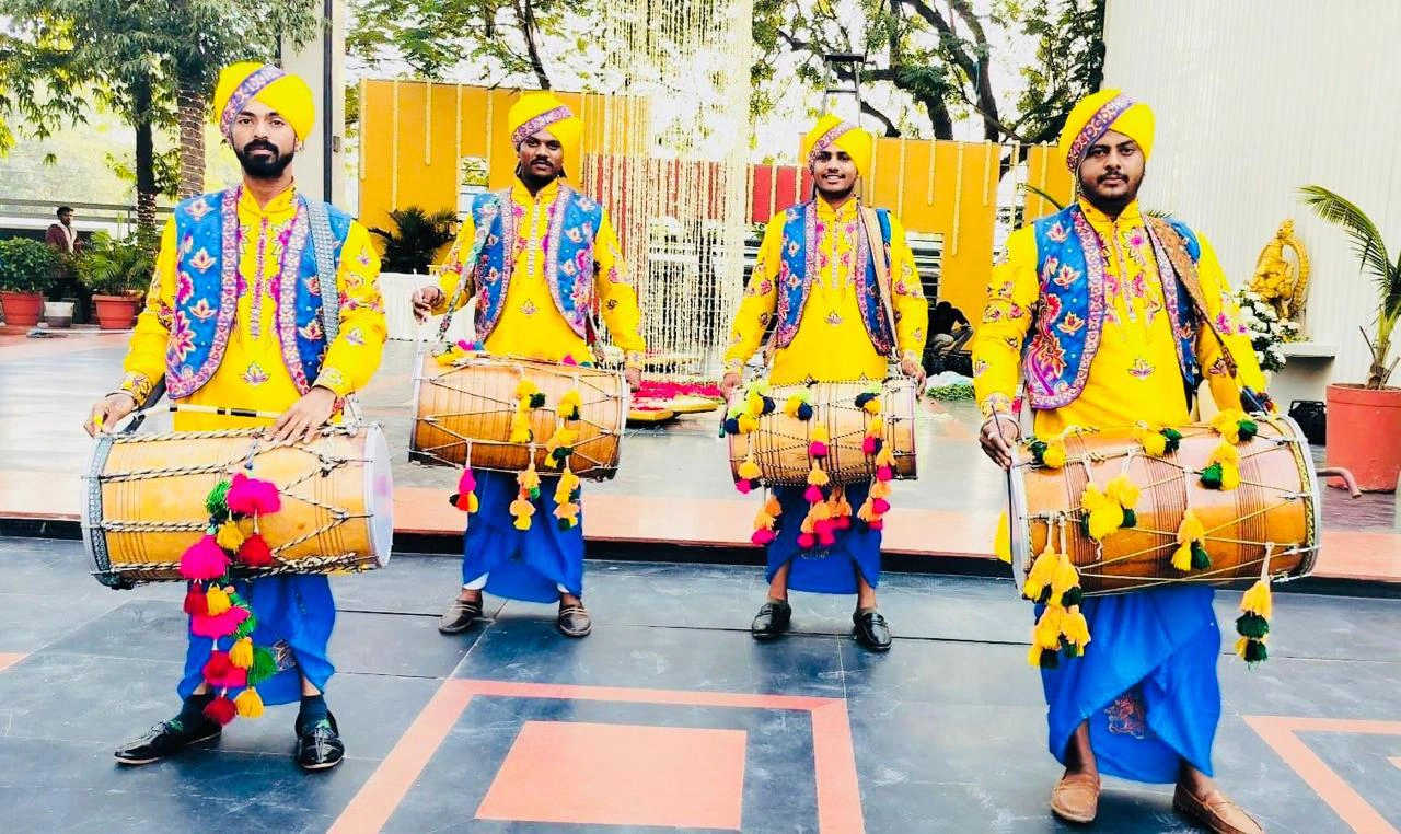 Dj with Dholi