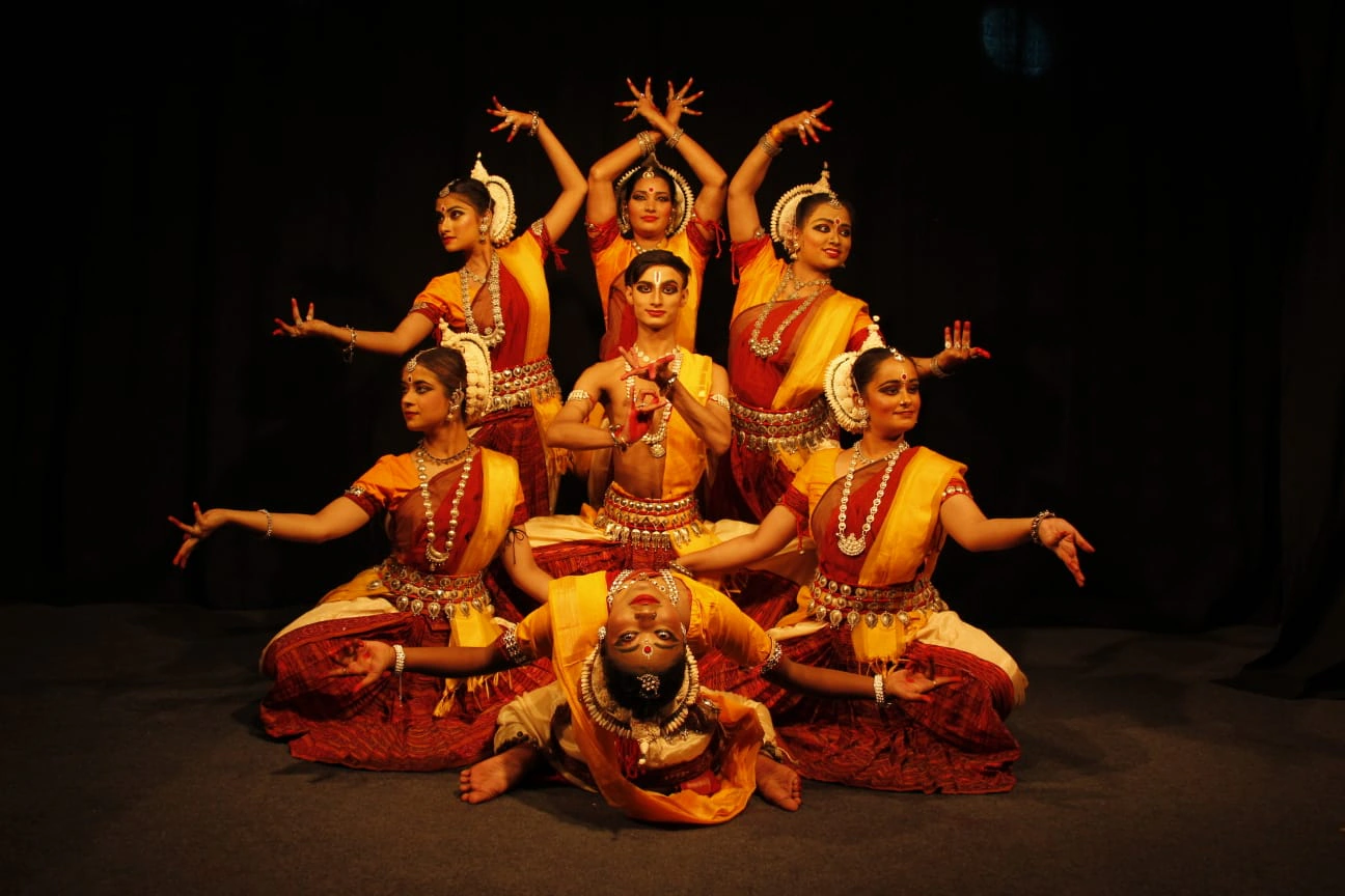 Performance Profile (Costumes, Set, Lights, Makeup etc.) photo 2