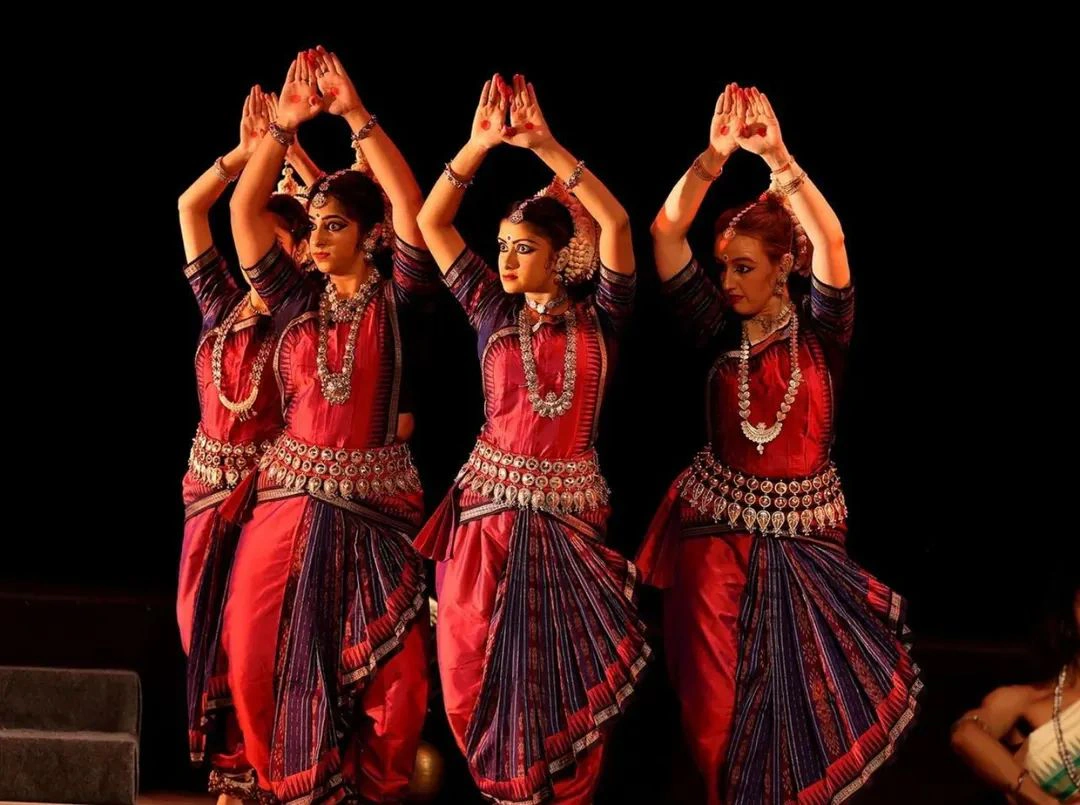 Performance Profile (Costumes, Set, Lights, Makeup etc.) photo 3