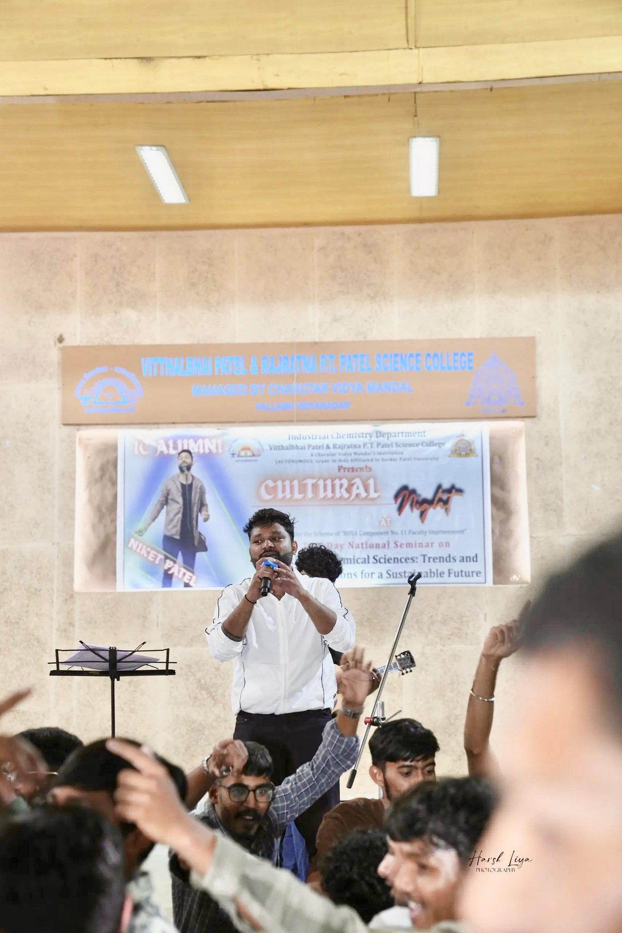 Niket patel live  photo 1