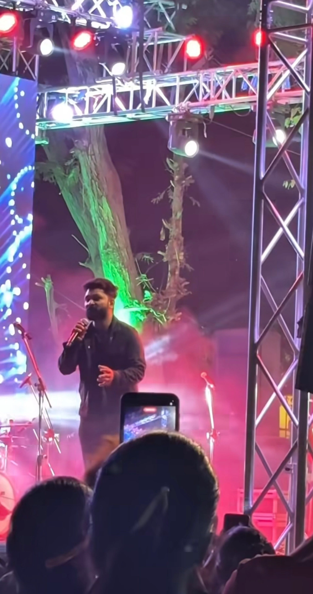 Niket patel live  photo 3