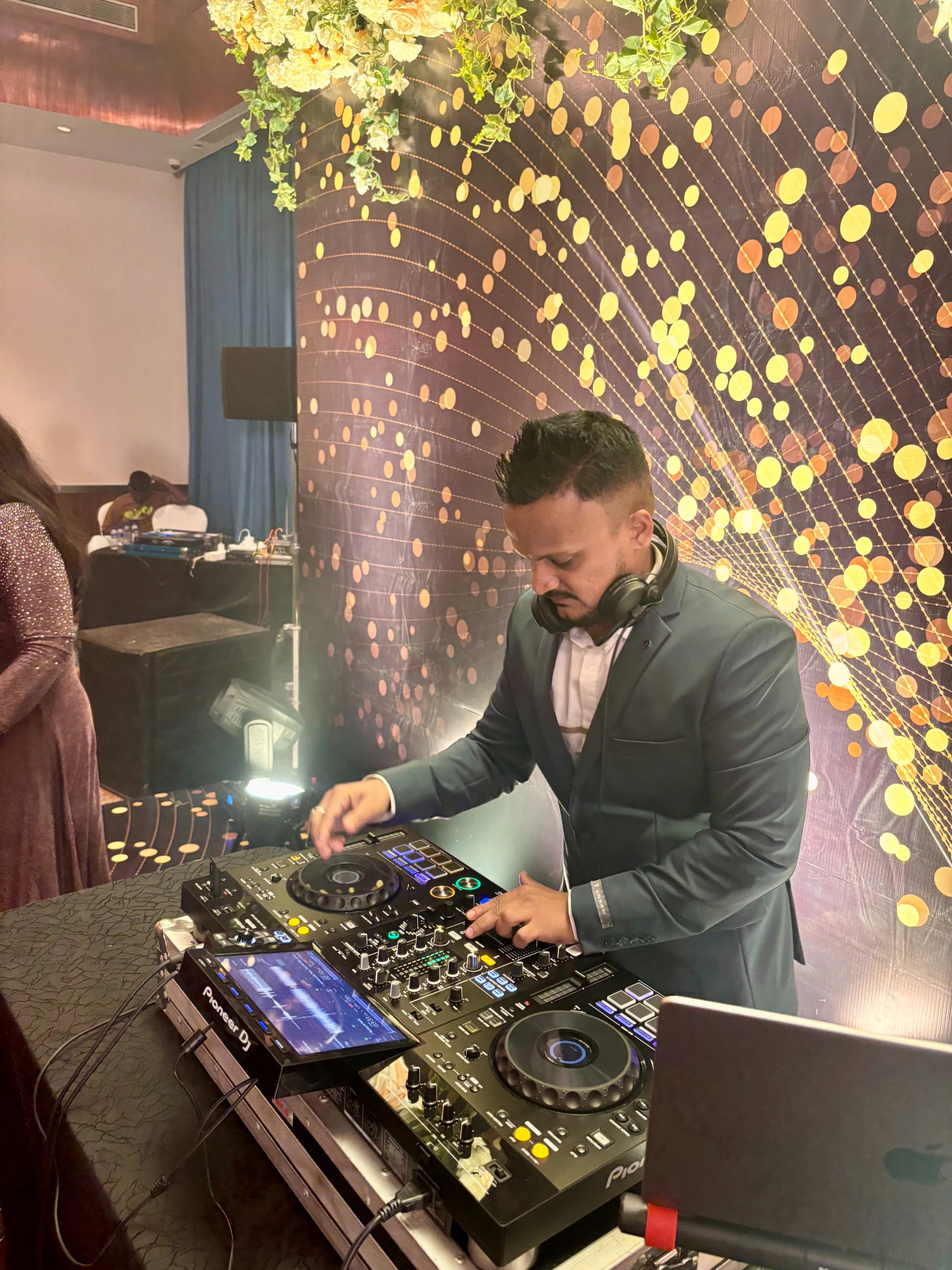 Sangeet Night at Novotel Juhu | High-Energy Wedding Celebration 🎧✨ photo 2