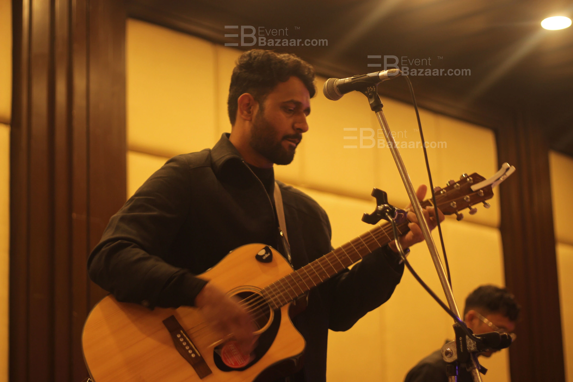 Show photo 2