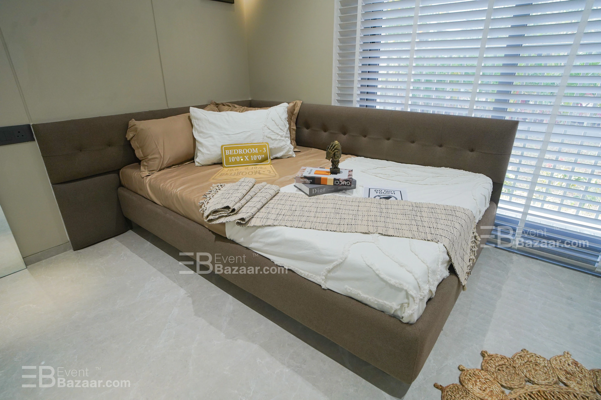 INTERIOR photo 2