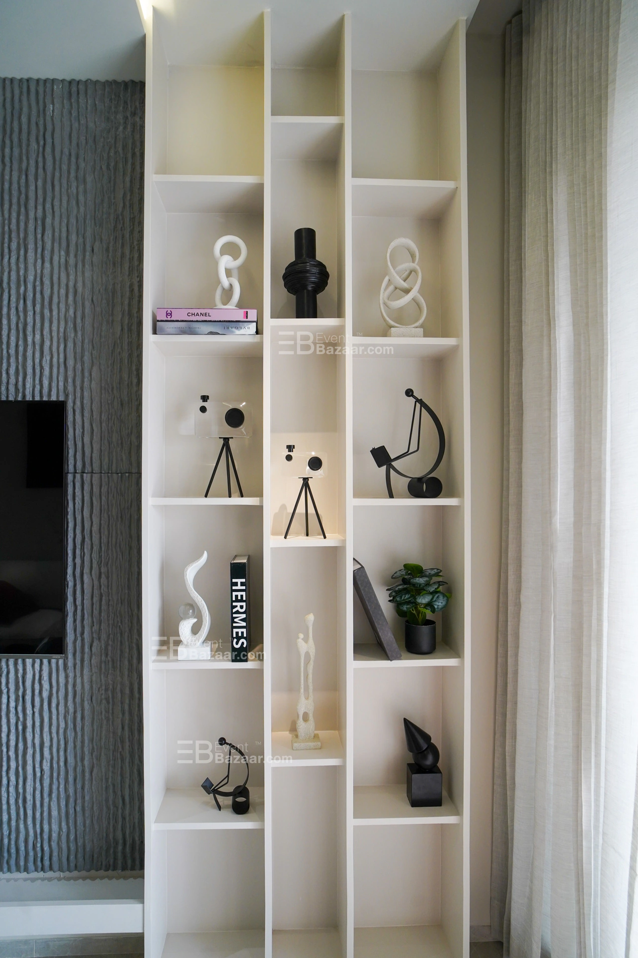 INTERIOR photo 1